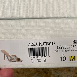 Veronica Beard NIB Gold heels 10